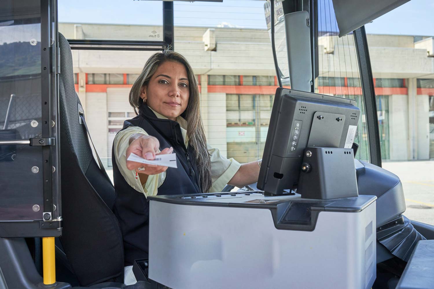 Bussfahrerin mit Ticket in der Hand