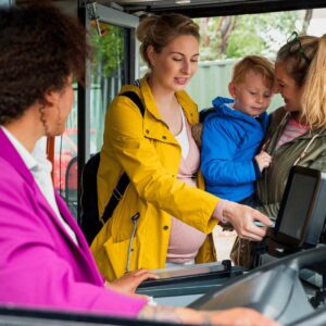 Tag des Busses - Frauen steigen in den Bus