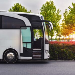Bus wartet mit offener Tür