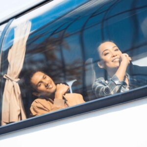 Menschen von außen im Bus